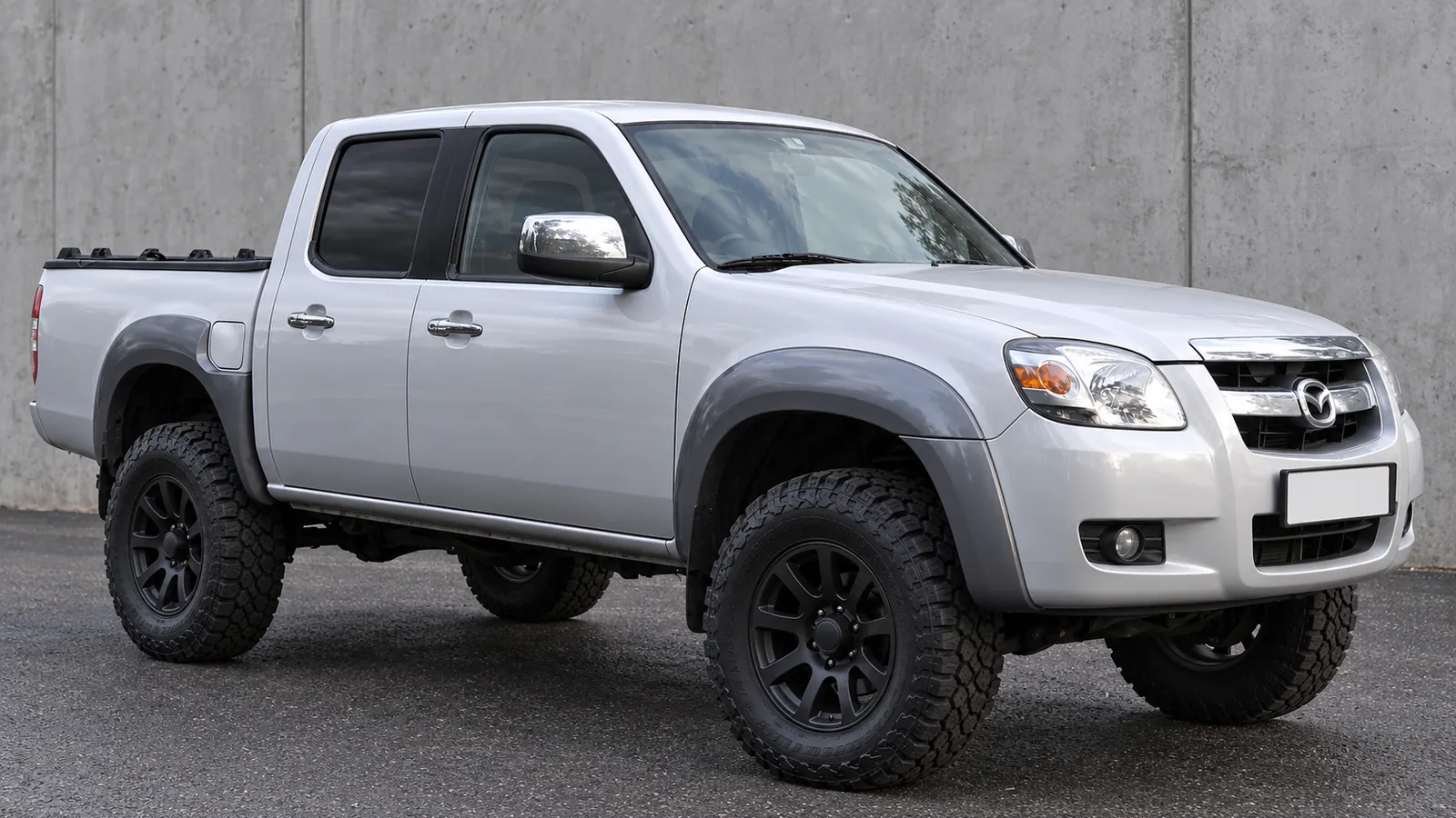 Mazda BT-50 UN with a suspension lift