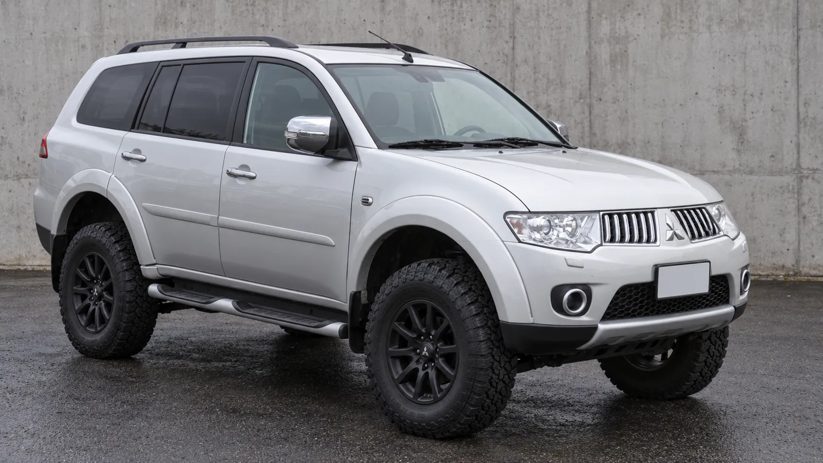 Mitsubishi Challenger PB, PC with a suspension lift
