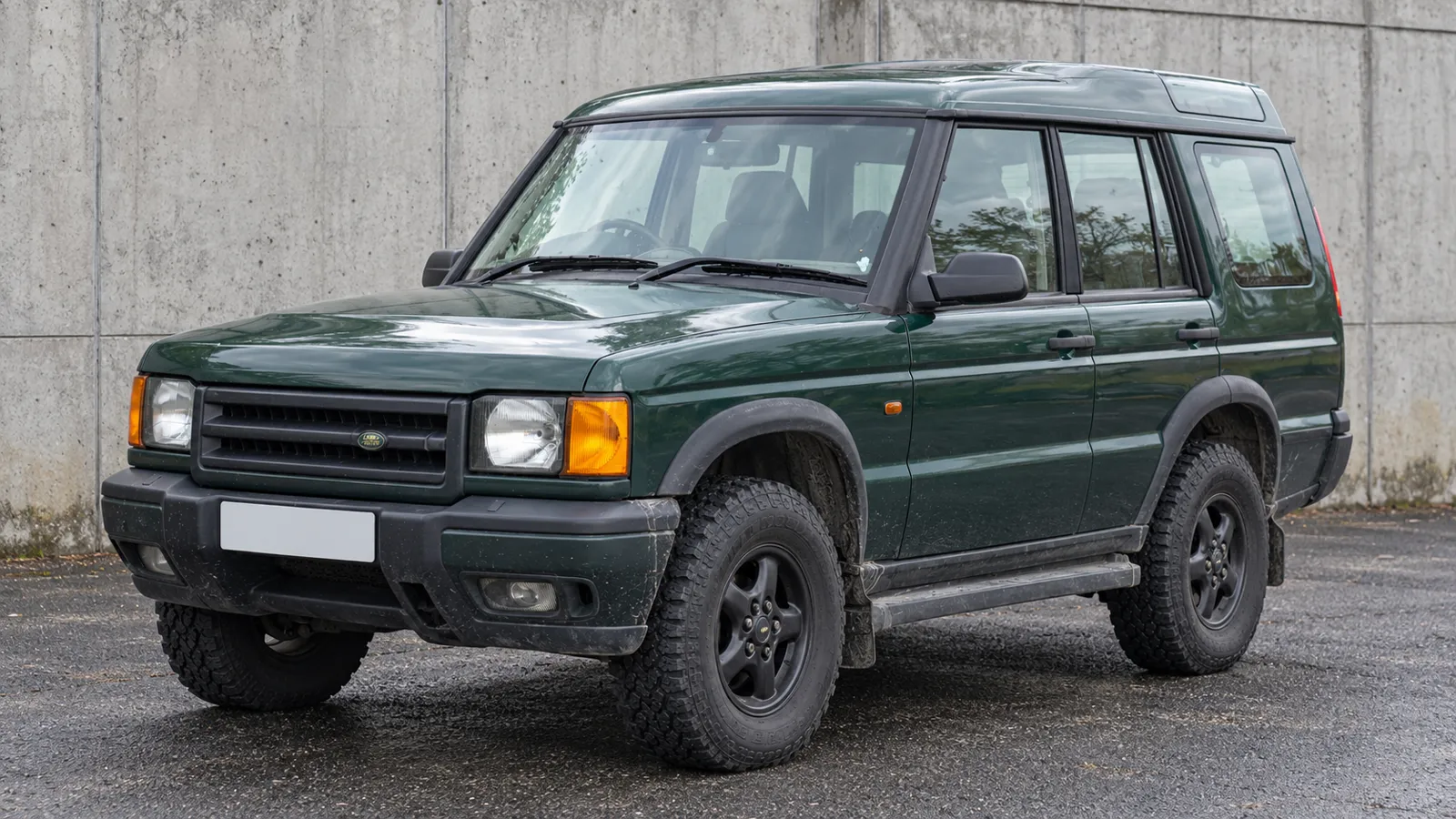 Land Rover Discovery LJ Series 1 with a suspension lift