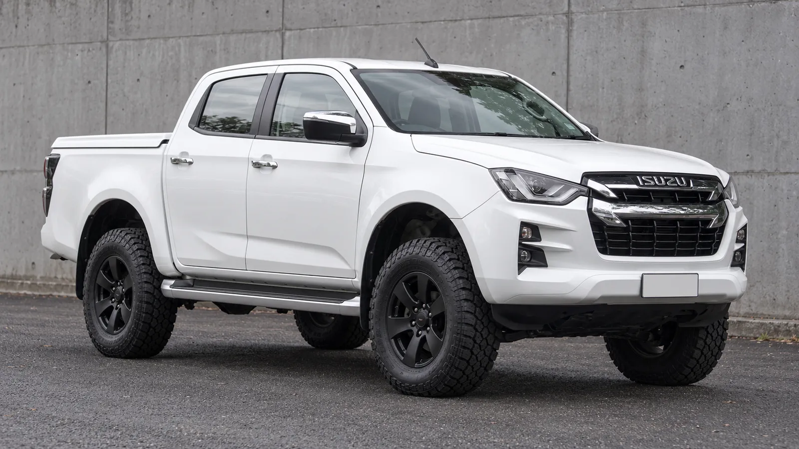 Isuzu D-MAX TFS III, RG01 with a suspension lift