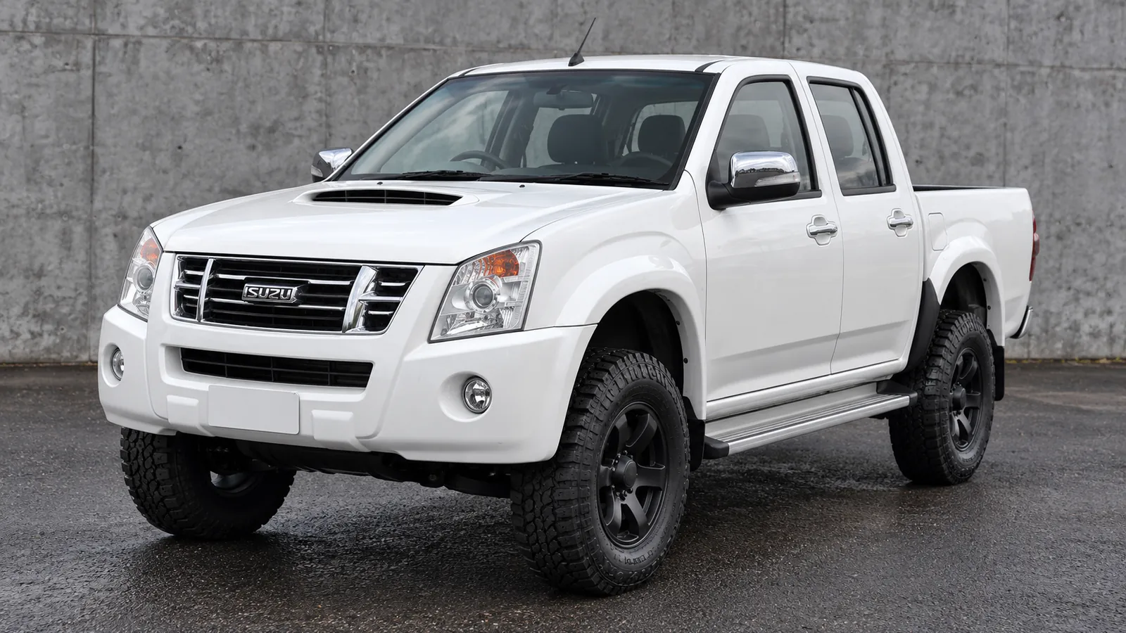 Isuzu D-MAX TFS I with a suspension lift