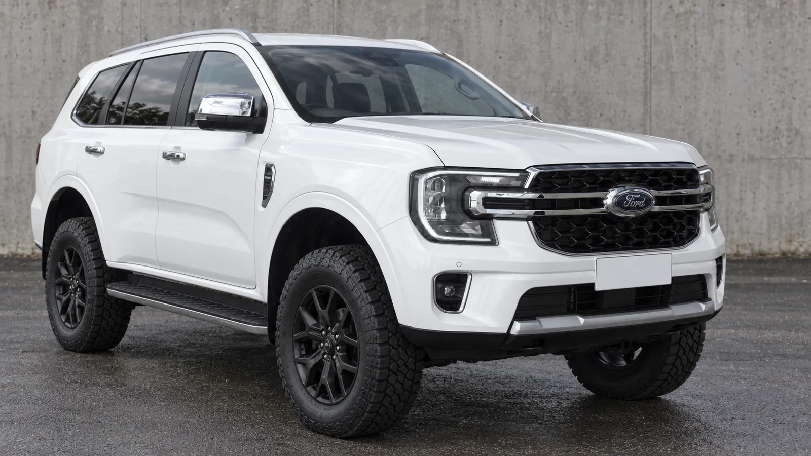 Ford Everest UB, P704 with a suspension lift