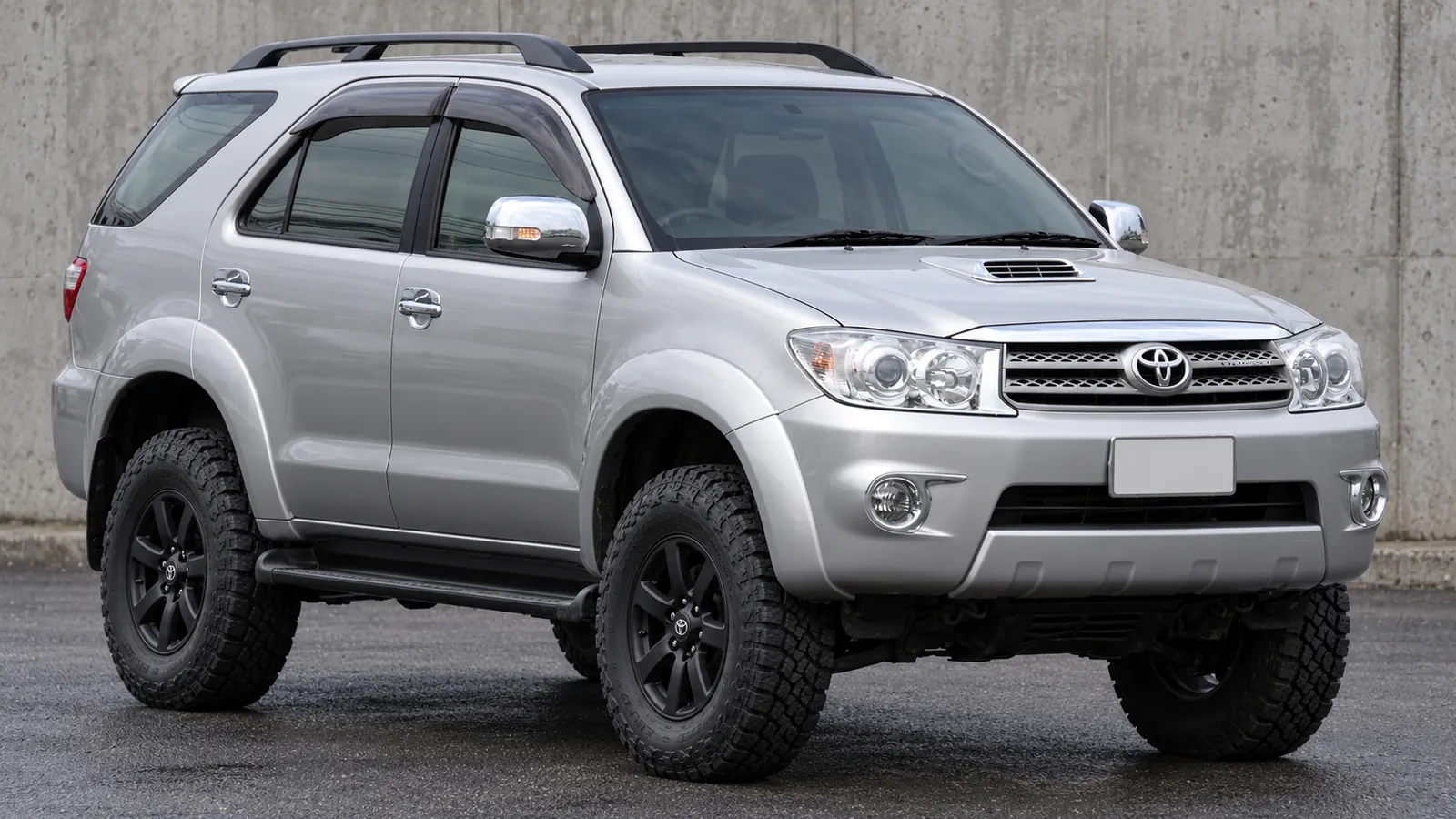 Toyota Fortuner AN50, AN60 with a suspension lift