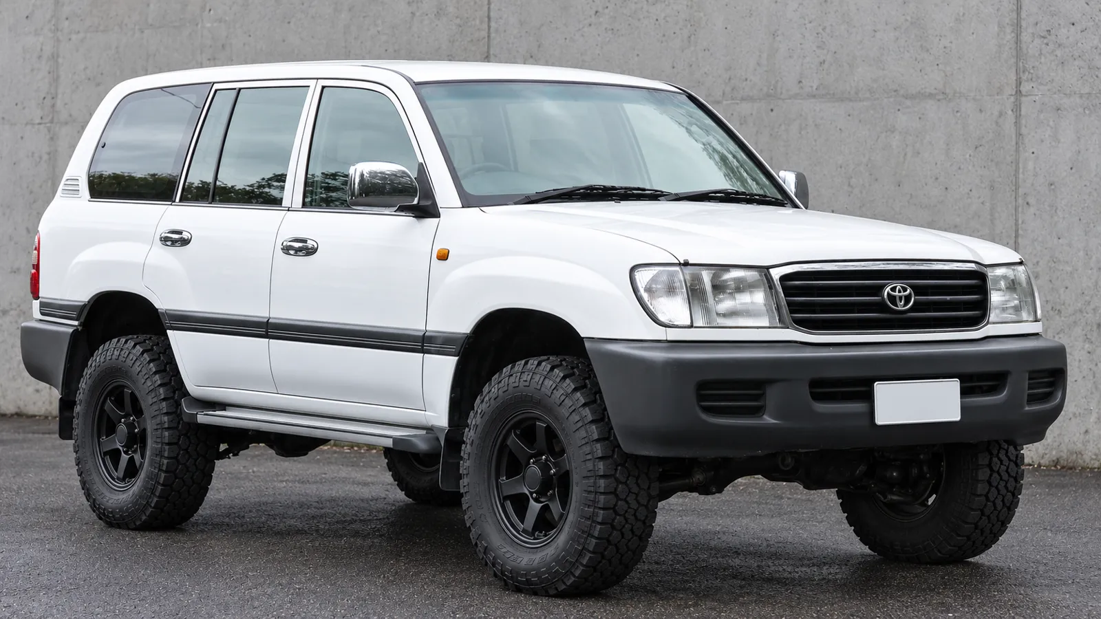 Toyota LandCruiser 100 Series with a suspension lift