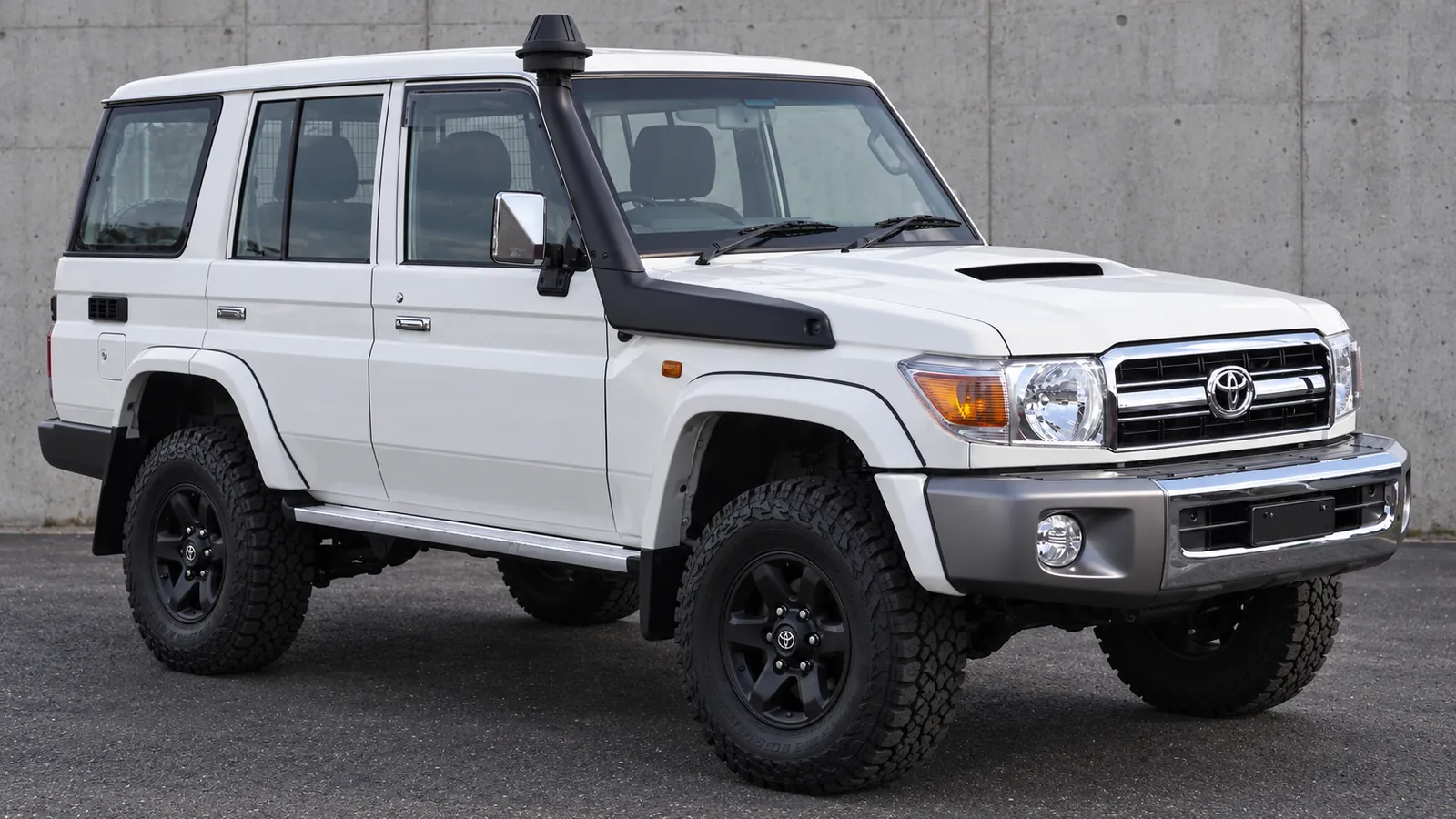 Toyota LandCruiser 76, 78 Series with a suspension lift