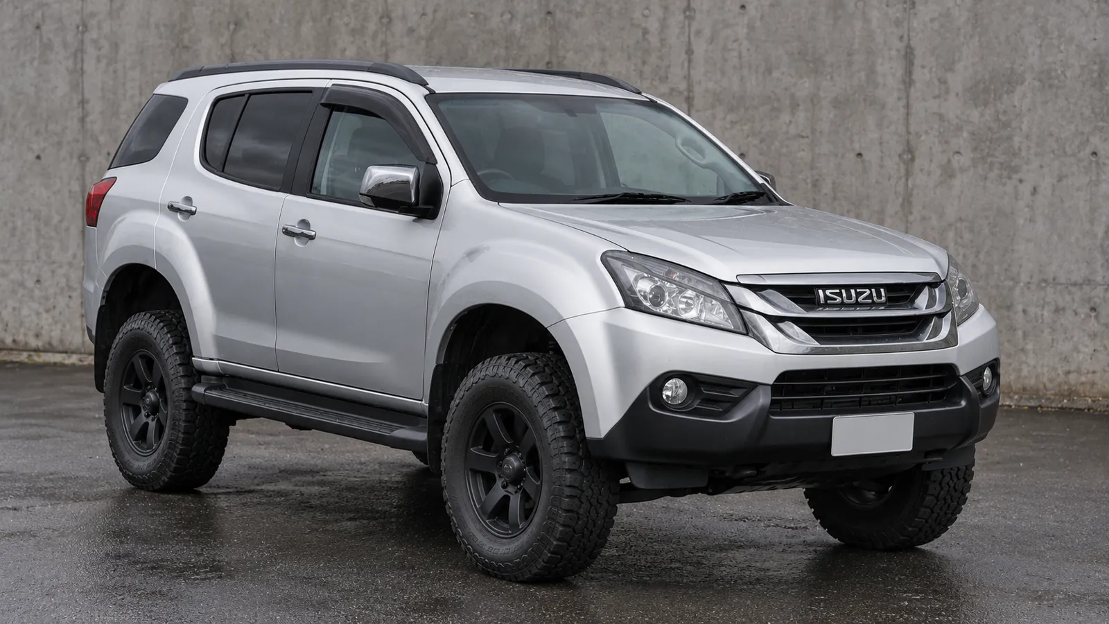Isuzu MU-X UCS, RF with a suspension lift