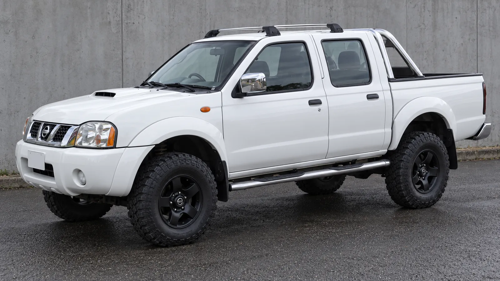 Nissan Pick-up D22 with a suspension lift
