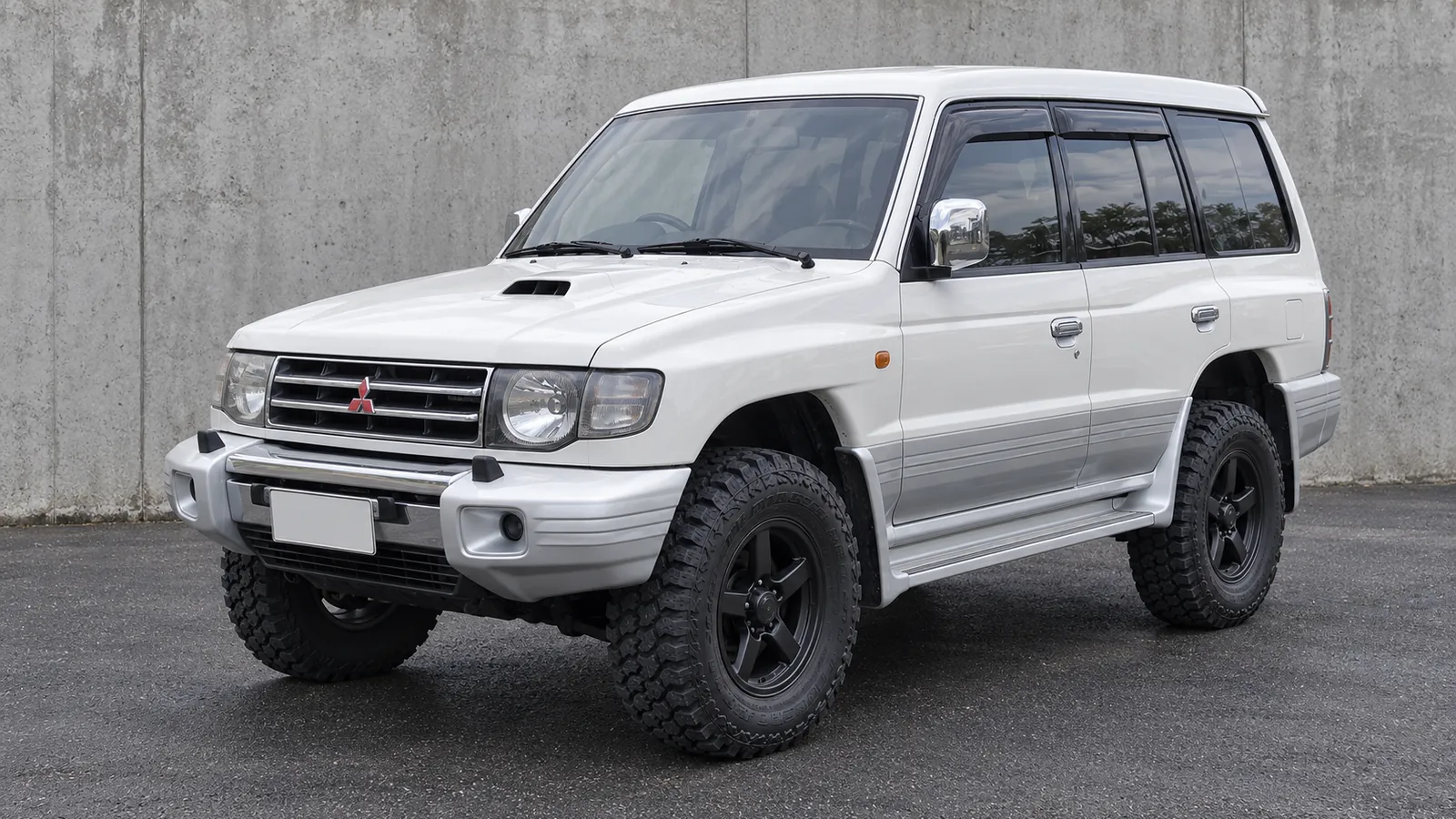 Mitsubishi Pajero NH - NL with a suspension lift