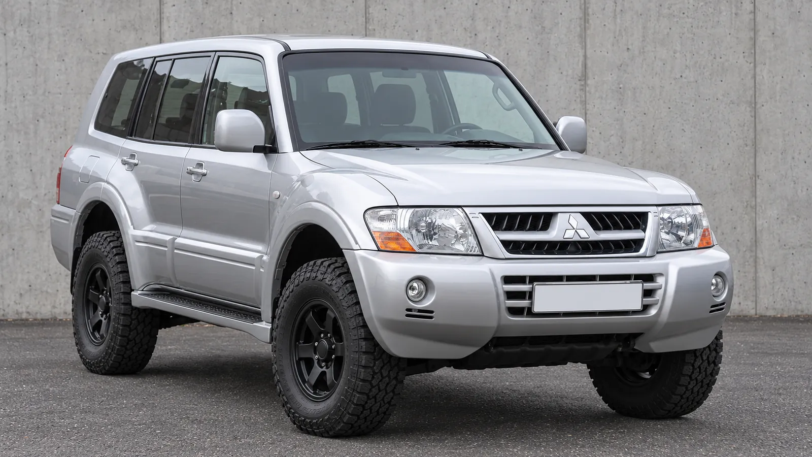 Mitsubishi Pajero NM, NP with a suspension lift