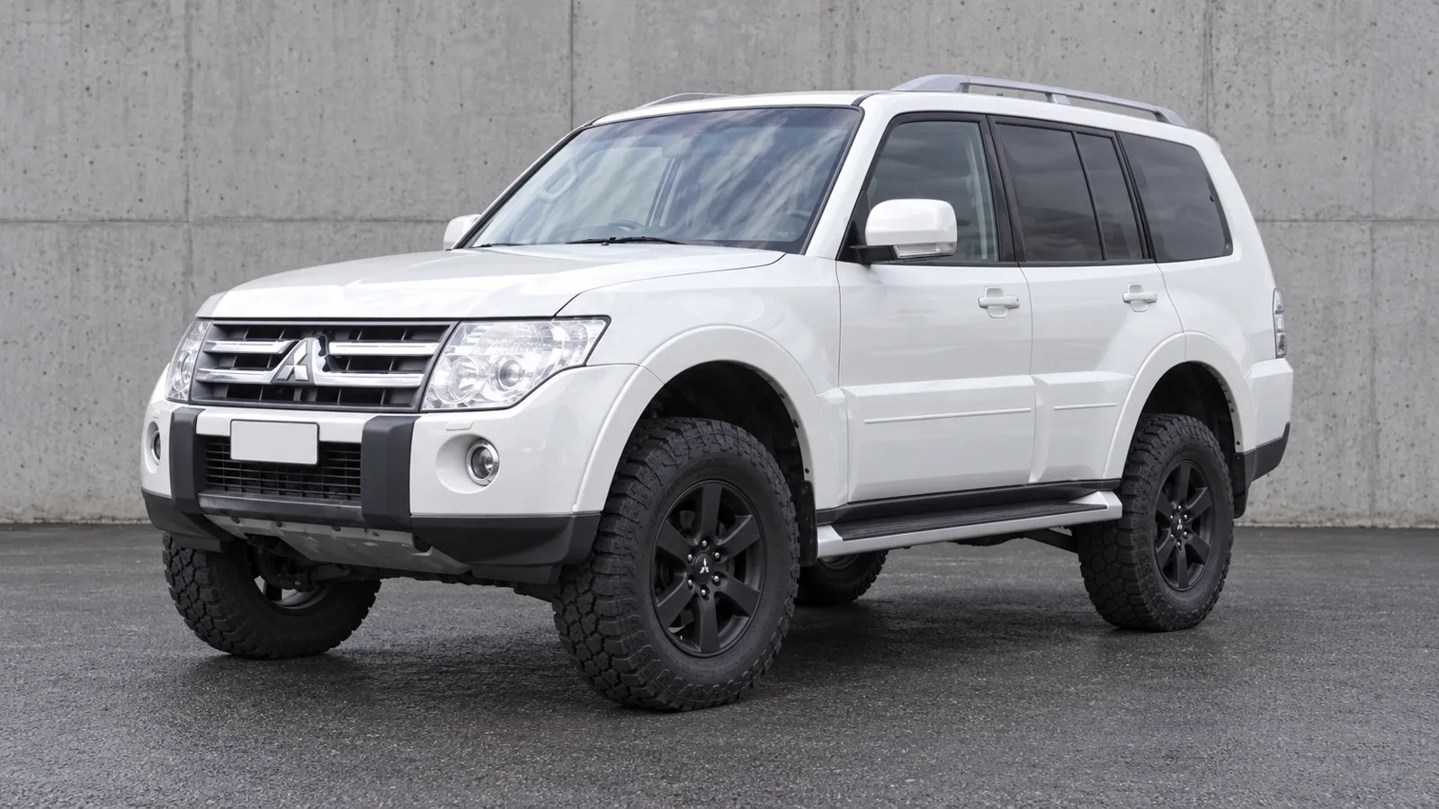 Mitsubishi Pajero NS - NX with a suspension lift