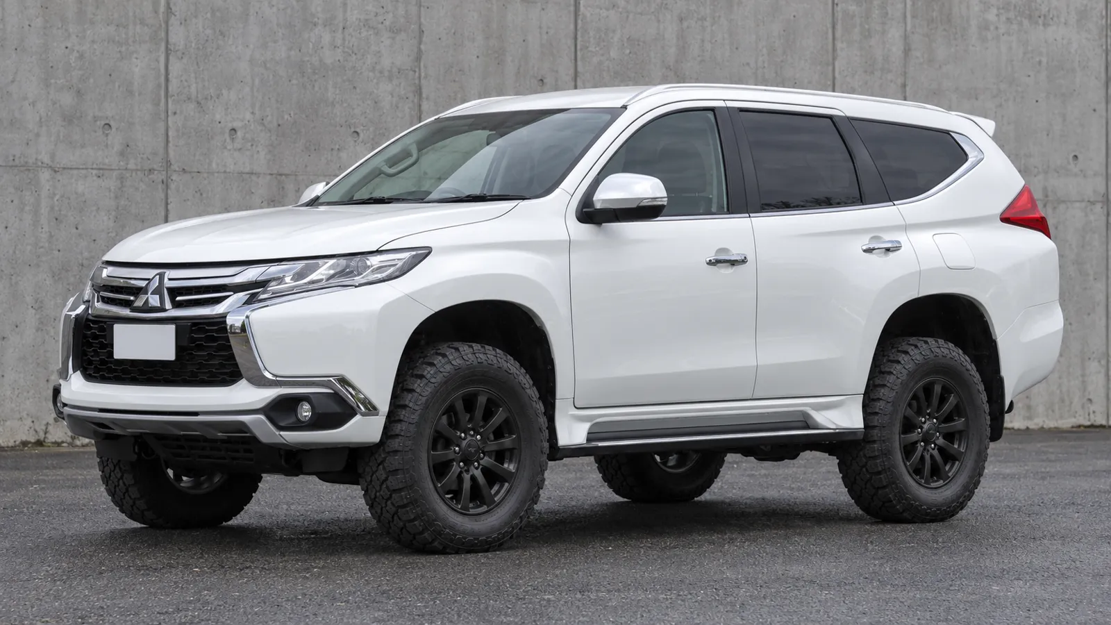 Mitsubishi Pajero Sport QE, QF, QG with a suspension lift