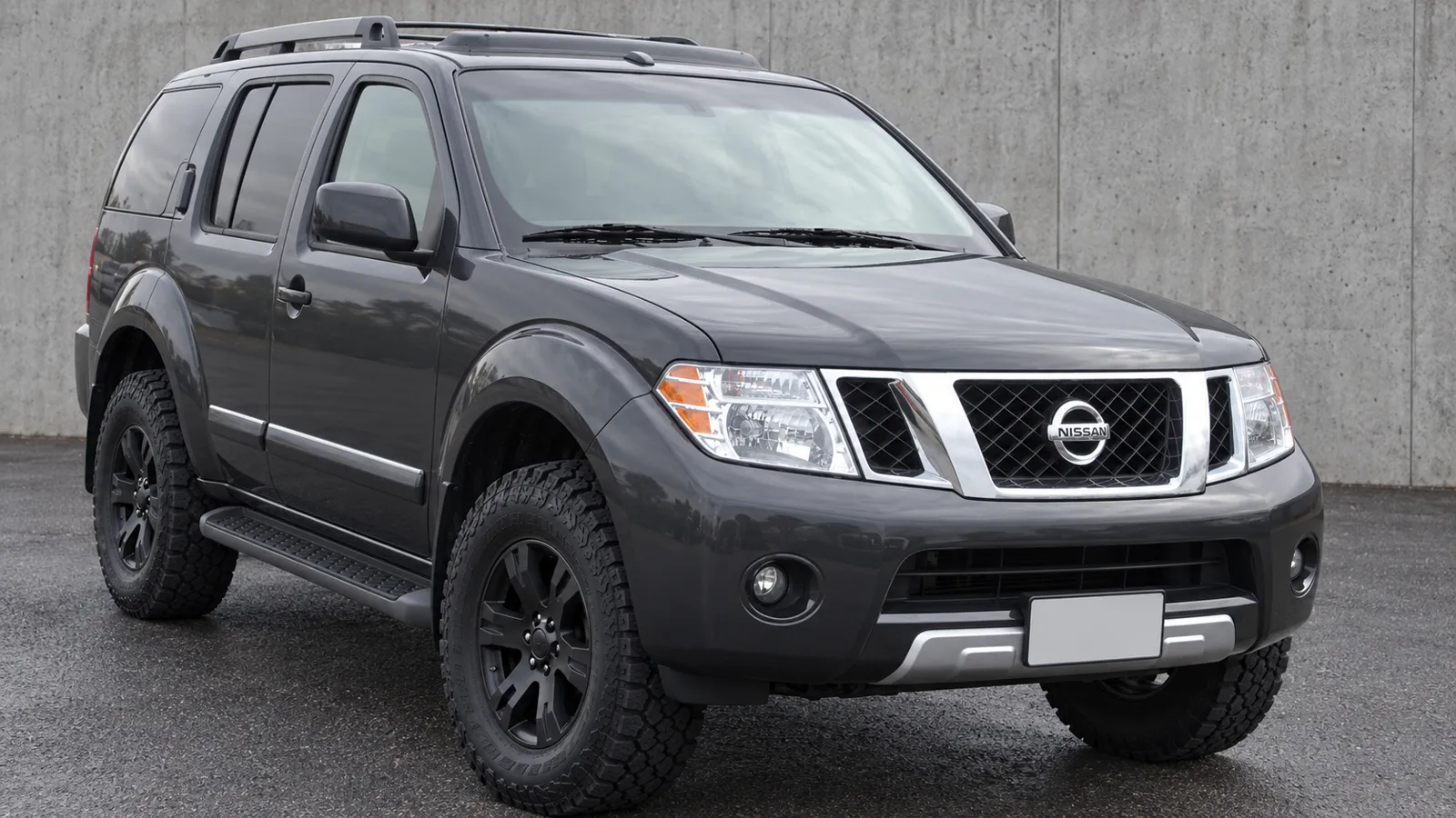 Nissan Pathfinder R51 with a suspension lift