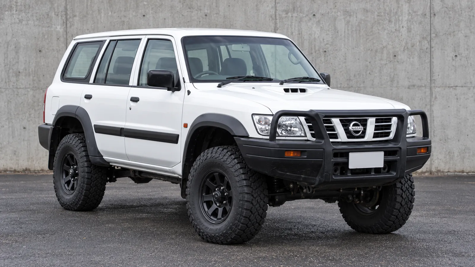 Nissan Patrol GU Y61 Wagon with a suspension lift