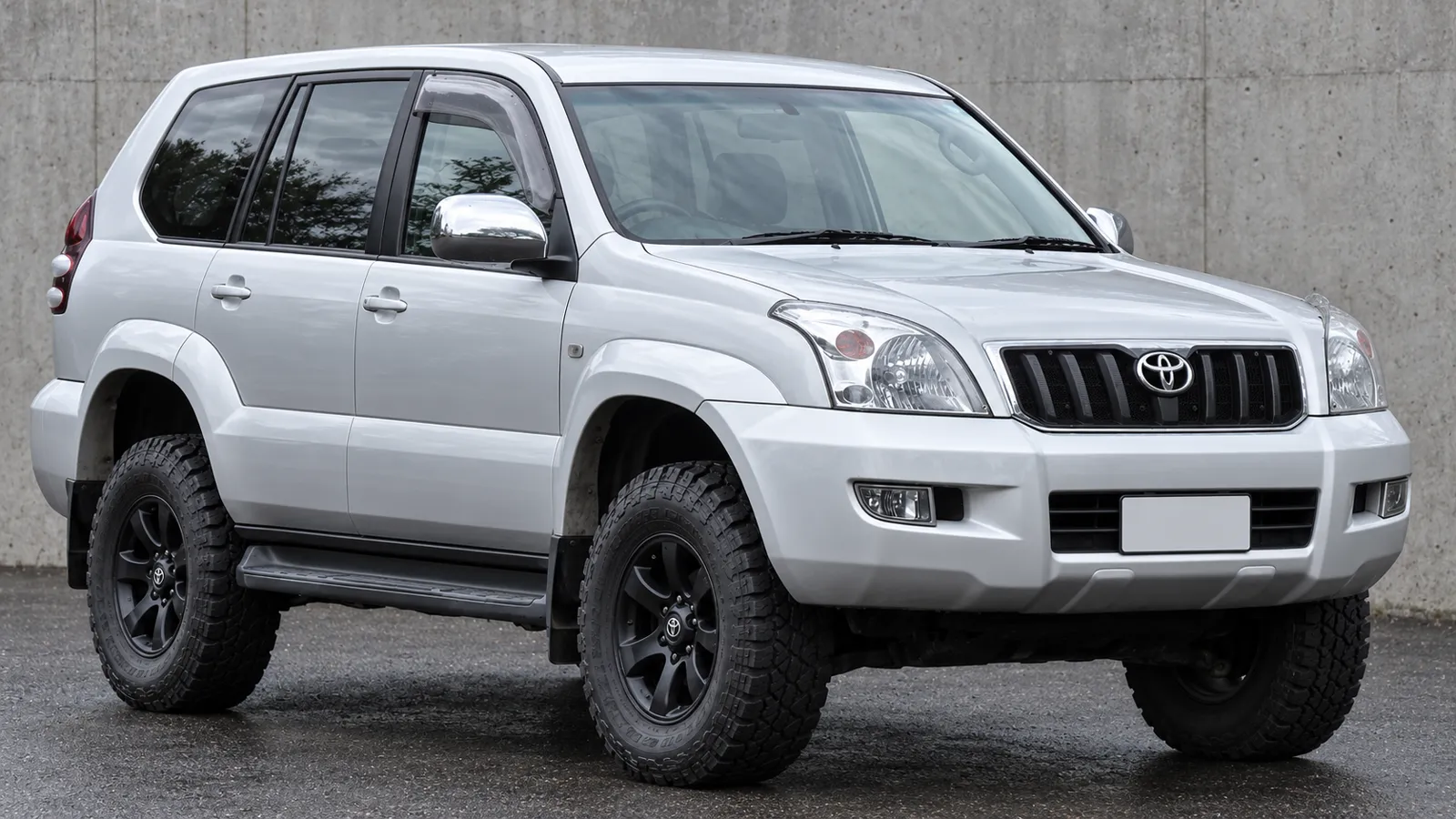 Toyota LandCruiser Prado 120 Series with a suspension lift