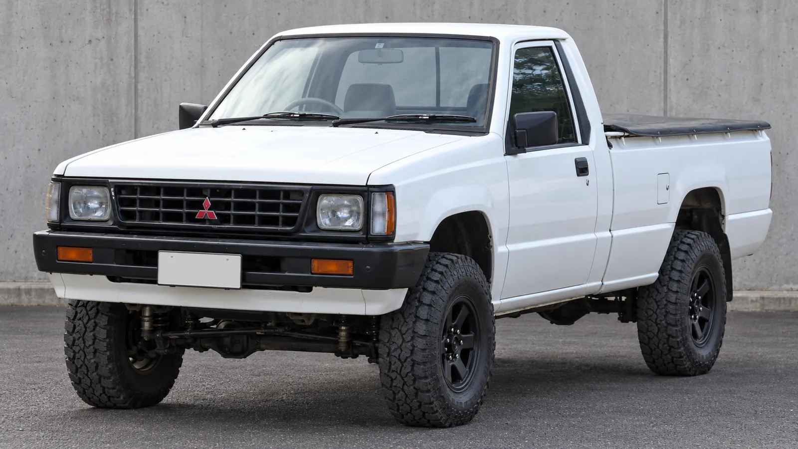 Mitsubishi Triton ME - MJ with a suspension lift